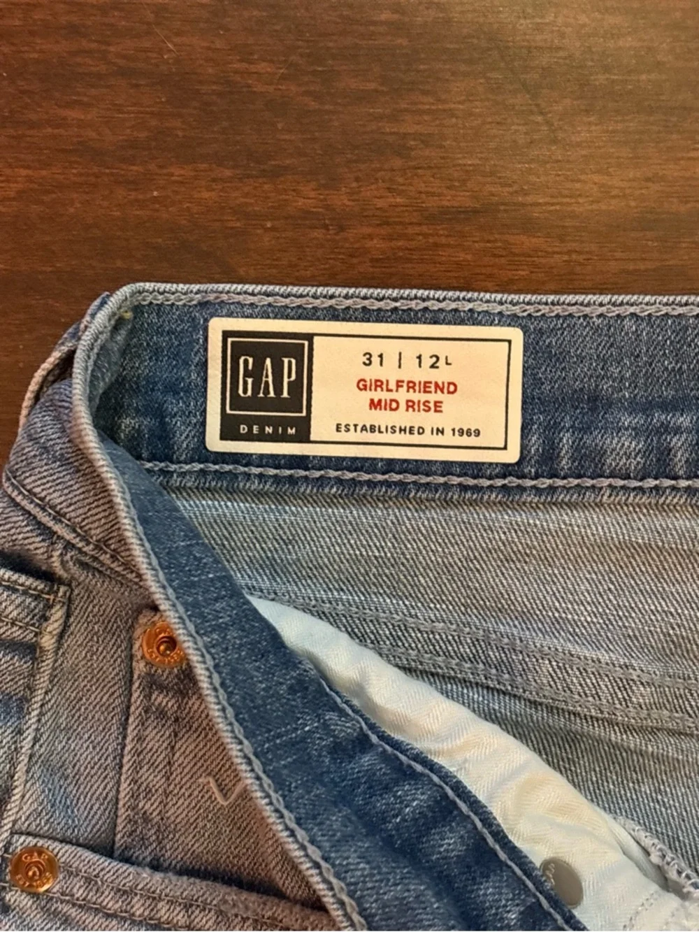 GAP Girlfriend Jeans Mid Rise Distressed Size 31/12L - Picture 6 of 11